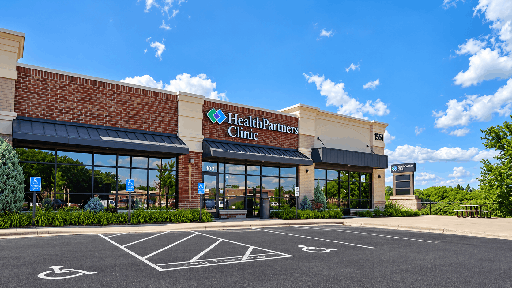 Tenant improvement and medical clinic build-out completed at HealthPartners Clinic in Eagan, MN by EFH Co